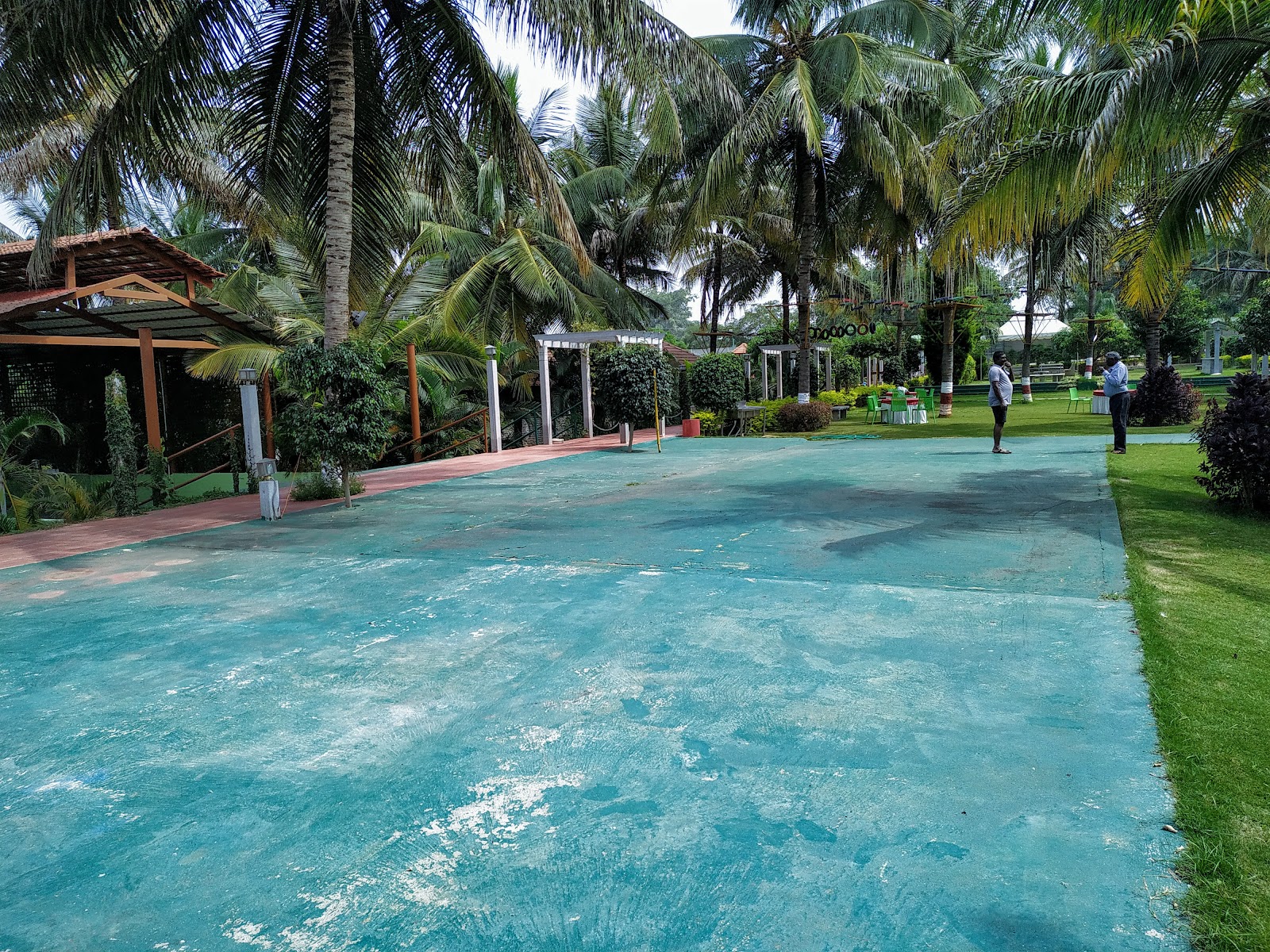 Outdoor court and grounds at Gubbi Goodu